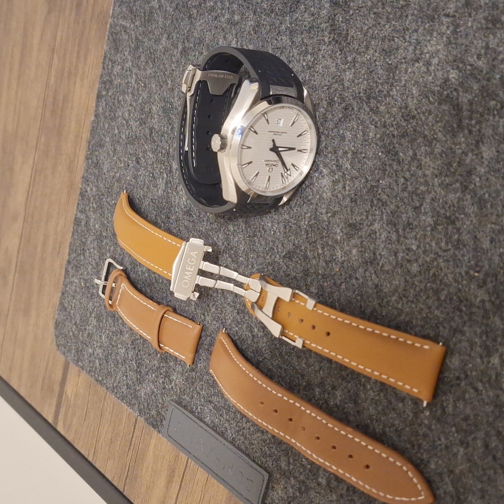 Watch with 3 straps
